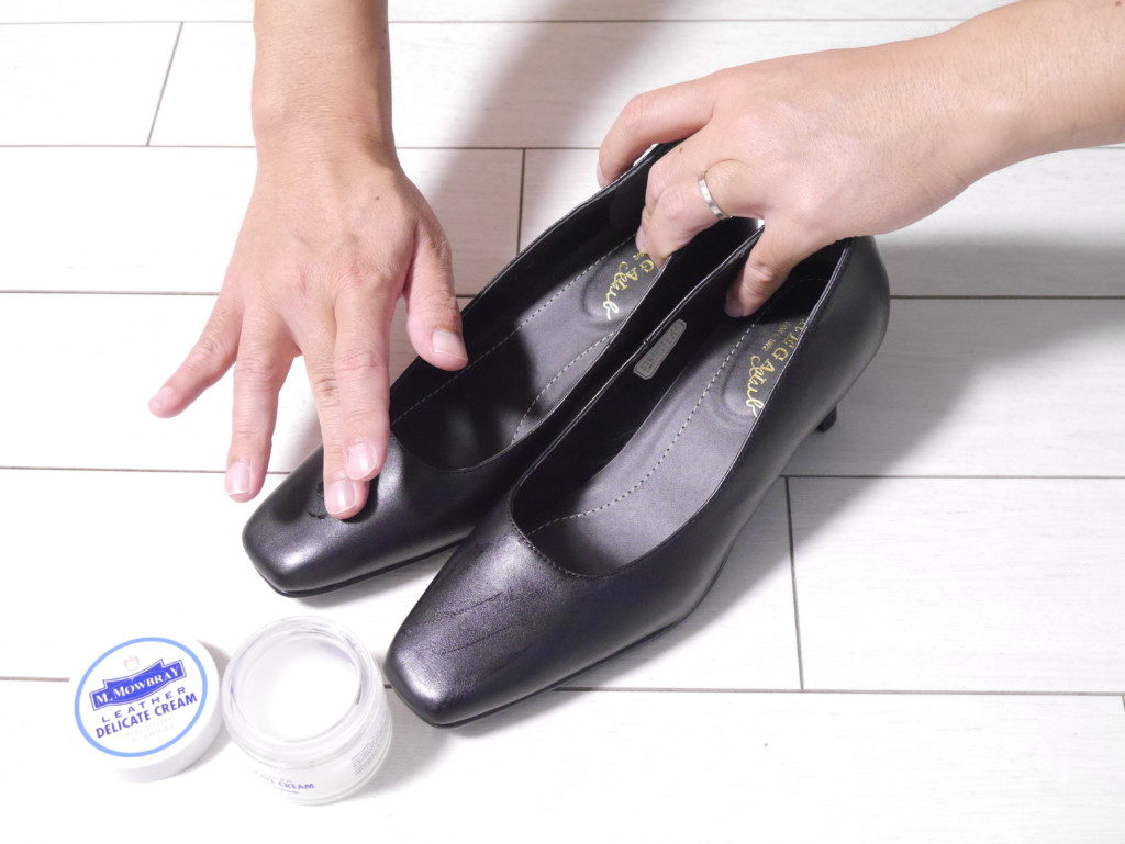 リーガルのパンプスの靴擦れを直す　デリケートクリームを塗る