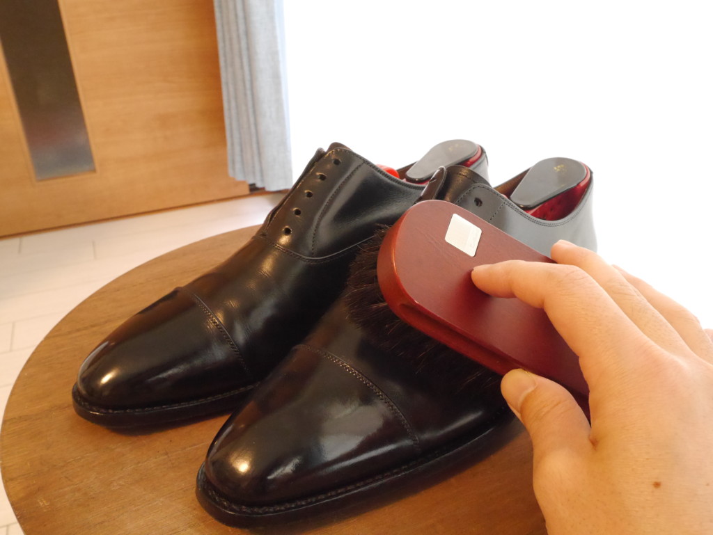 靴磨き　頻度　馬毛ブラシ