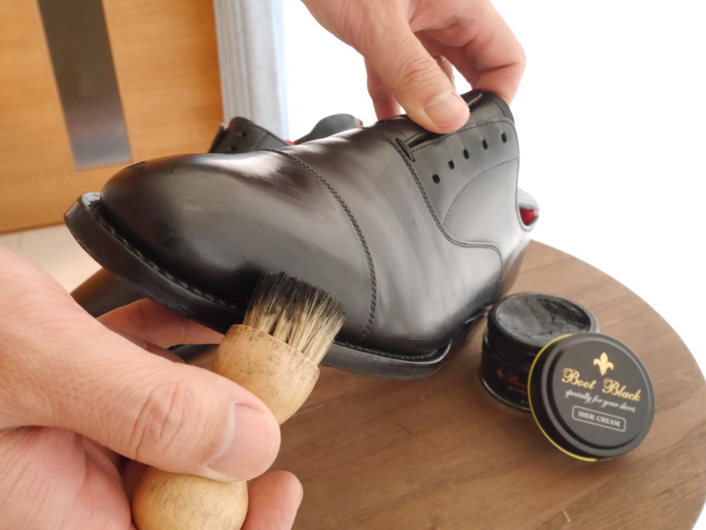 靴磨き　頻度　ペネトレイトブラシ