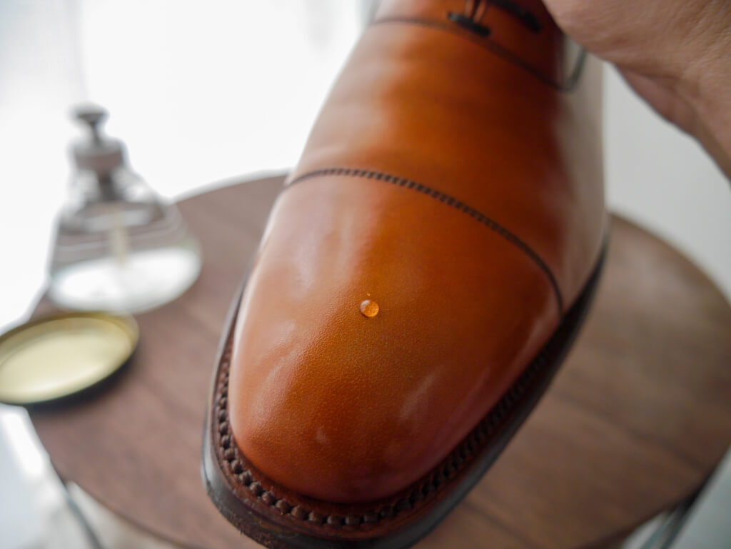 茶色の靴　ワックス水滴