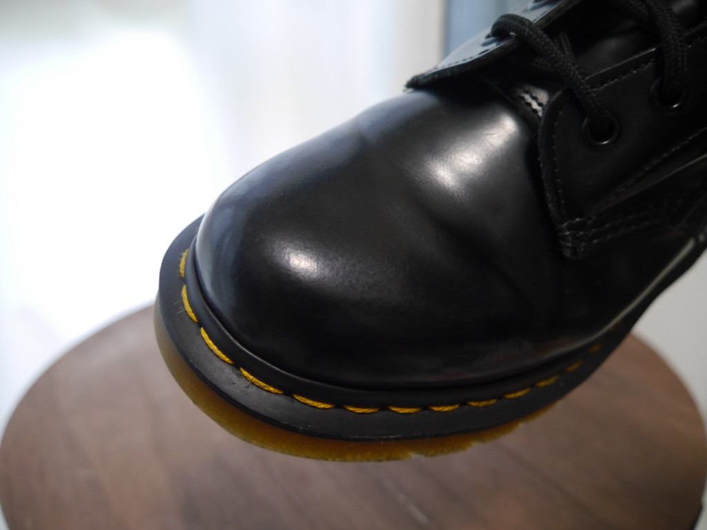 ドクターマーチンに防水スプレーしてもピッカピカにする方法 Shinyblog