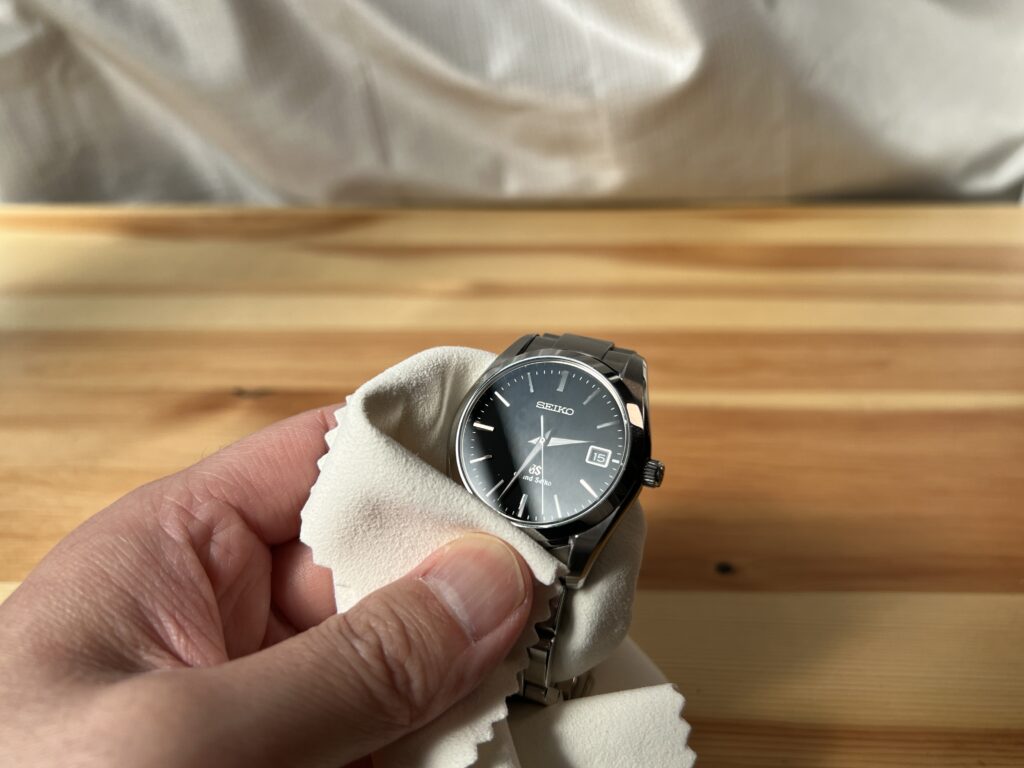 グランドセイコー10年　手入れ　拭く